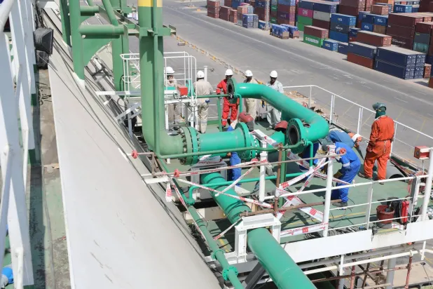 العمليات الأخيرة لتجهيز سفينة التغويز «إنرغوس إسكيمو» لربطها بالشبكة المصرية للغاز (وزارة البترول المصرية)