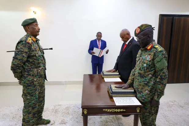 وزيرا الدفاع والداخلية يؤديان اليمين الدستورية أمام رئيس مجلس السيادة عبد الفتاح البرهان (إعلام مجلس السيادة)