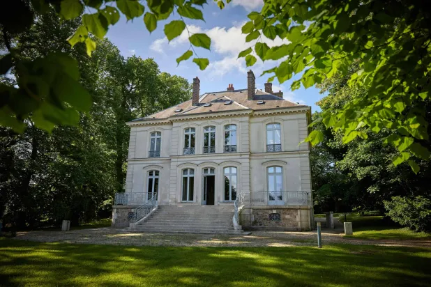 منزل كارل لاغرفيلد في لوفسيين بالقرب من باريس (أ.ف.ب)