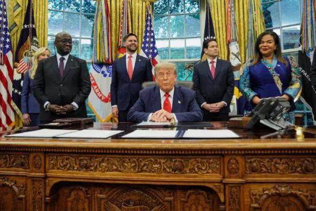 الرئيس الأميركي دونالد ترمب مع وزيري خارجية الكونغو الديمقراطية ورواندا عقب توقيع الاتفاق (رويترز)