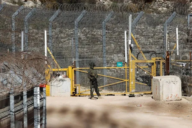 جندي إسرائيلي يقف على حدود المنطقة العازلة في الجولان (أرشيفية - أ.ف.ب)