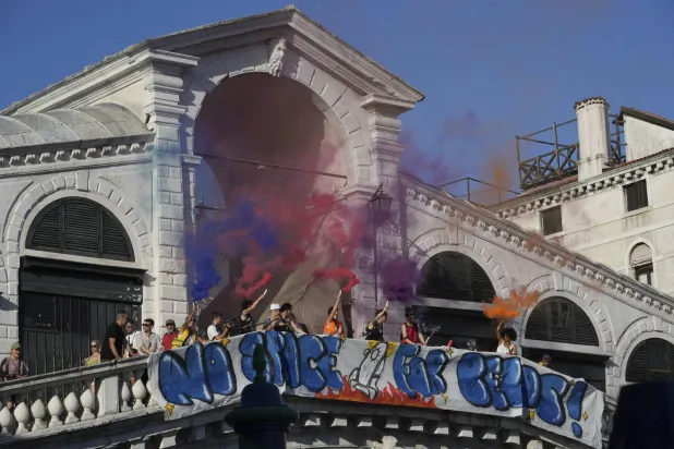 المظاهرة كانت تنديداً باحتفالات زفاف جيف بيزوس وزوجته لورين سانشيز بيزوس التي استمرت ثلاثة أيام في البندقية باعتبارها رمزاً لتزايد عدم المساواة وتجاهل سكان المدينة (أ.ب)