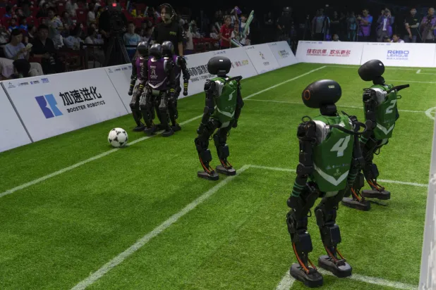 الروبوتات تمكنت من تحديد موقع الكرة والتنقل في الملعب بفضل أجهزة استشعار متقدمة (أ.ب)