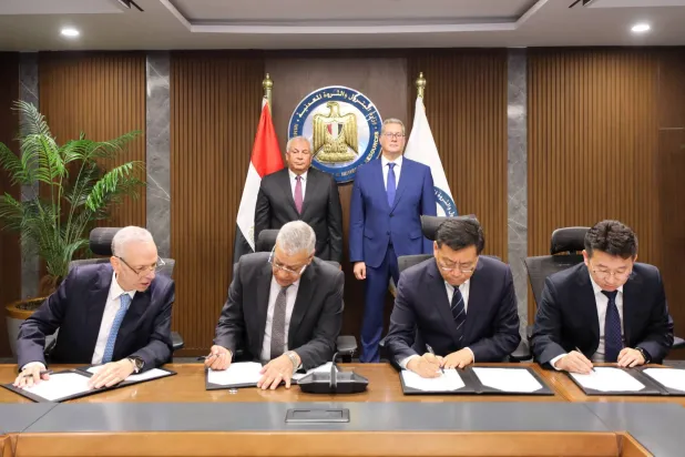 وزير البترول المصري ومحافظ الوادي الجديد يشهدان توقيع عقود المجمع الصناعي لإنتاج حامض الفسفوريك (وزارة البترول المصرية)