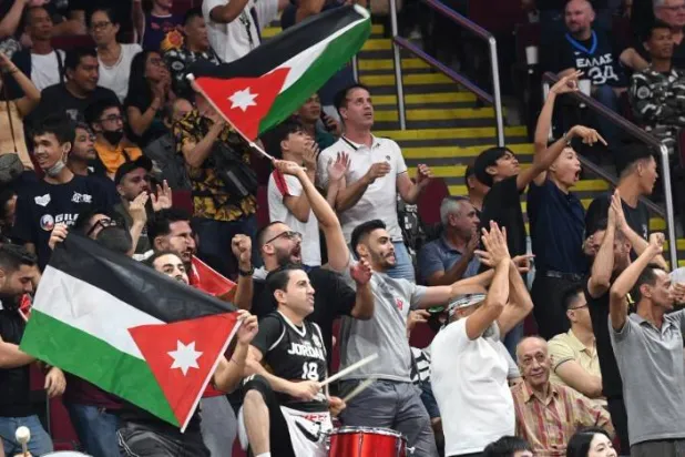 جماهير أردنية تساند منتخب بلادها (أ.ف.ب)