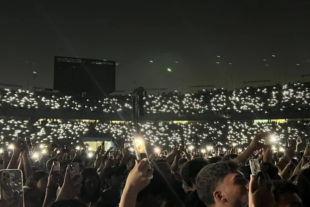 استاد القاهرة الدولي ضج بالجمهور خلال الحفل الغنائي (الشرق الأوسط)