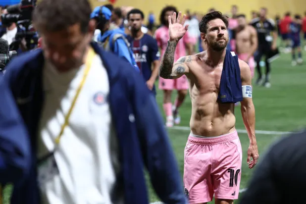 ميسي يحيي الجماهير بعد خروج فريقه من مونديال الأندية (أ.ف.ب) 