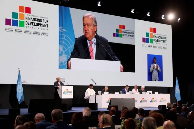 الأمين العام للأمم المتحدة أنطونيو غوتيريش يتحدث خلال افتتاح المؤتمر الدولي الرابع لـ«تمويل التنمية» في إشبيلية يوم 30 يونيو 2025 (رويترز)