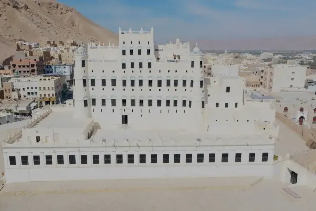 يستعيد «قصر سيئون» في حضرموت شرق اليمن بريقه بفضل جهود البرنامج السعودي لتنمية وإعمار اليمن (واس)