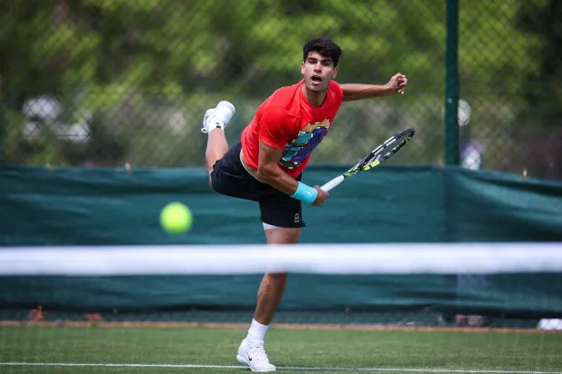 ألكاراس يشعر وكأنه يطير وبأن هذه هي روعة التنس على الملاعب العشبية (أ.ف.ب)