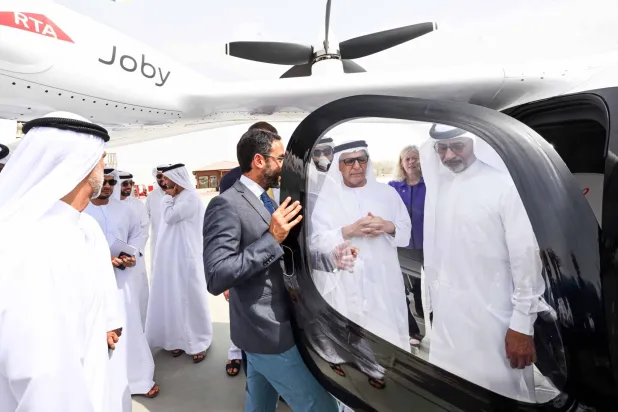 جانب من عمليات تجربة التاكسي الجوي بحضور مسؤولين من إمارة دبي (الشرق الأوسط)