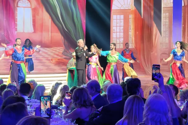 إحدى اللوحات الغنائية مع الفنان المكرّم رجا بدر (إنستغرام مهرجان الزمن الجميل)