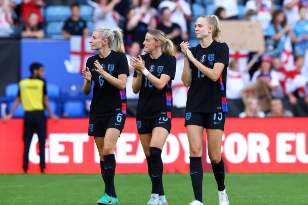 كرة القدم للسيدات تواجه معضلة مع لاعباتها بسبب الإصابات (رويترز)