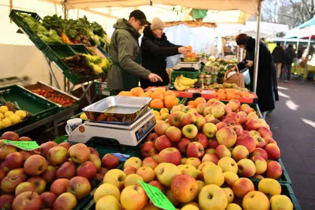 منظر عام لكشك فواكه وخضراوات في سوق أسبوعية ببرلين (رويترز)