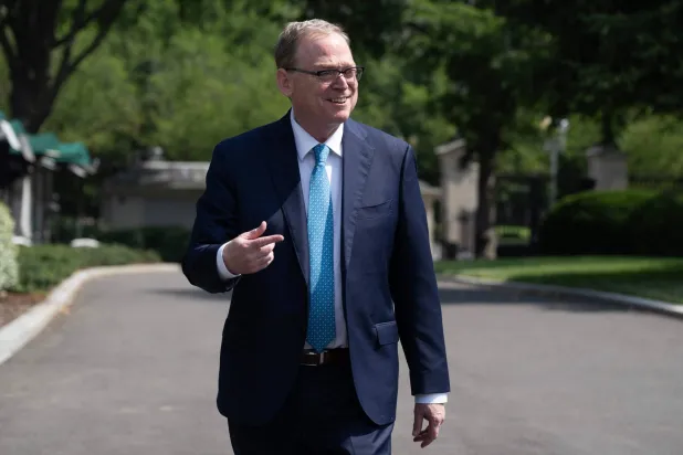 المستشار الاقتصادي للبيت الأبيض كيفن هاسيت يسير نحو الجناح الغربي بالبيت الأبيض في واشنطن (أ.ف.ب)