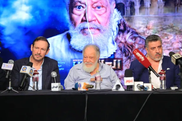 الفخراني خلال المؤتمر الصحافي للمسرحية (البيت الفني للمسرح)