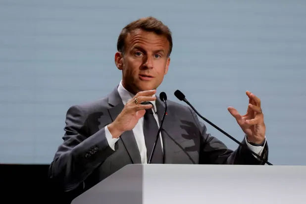 الرئيس الفرنسي إيمانويل ماكرون متحدثاً الاثنين بمناسبة المؤتمر الدولي الرابع للتمويل الذي استضافته مدينة إشبيلية الإسبانية (رويترز)