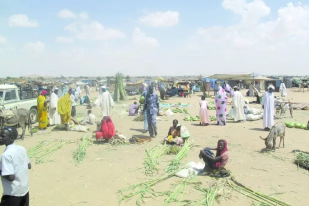 سودانيون يلجأون لمخيم «أبو شوك» على مشارف الفاشر شمال إقليم دارفور (أ.ب)