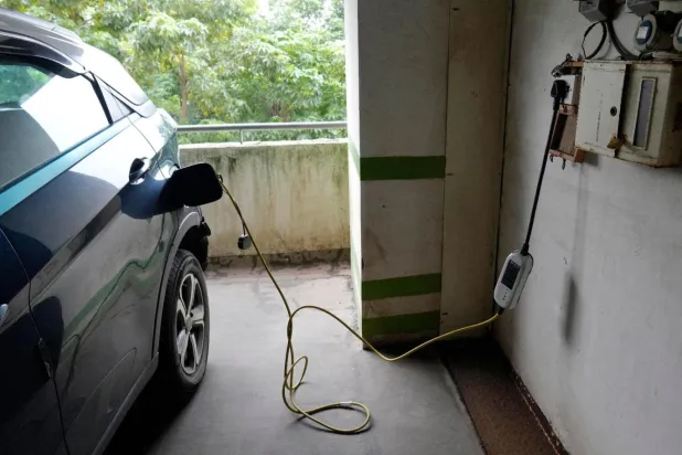 Mumbai'deki bir konut binasının otoparkında elektrikli araba şarj ediliyor (AP)