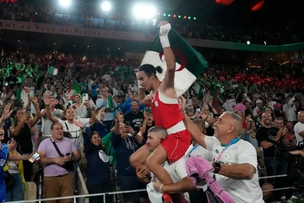 İman Halif, 2024 Paris Olimpiyatları'nda altın madalya kazanmasını kutluyor (AP)