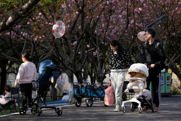Araştırmacılar, günlük yaklaşık 240 ml meyve suyu tüketiminin göreceli riski artırdığını, ancak aynı durumun 20 gram sofra şekeri ve toplam şeker için geçerli olmadığını buldu. Bulgular, daha sıkı önerilere ihtiyaç olduğunu vurguluyor (AFP)