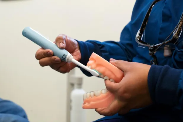 New York Üniversitesi'nden araştırmacılar, depresyonla ağızdaki bakteri çeşitliliğinin azalması arasında bir ilişki bulduklarını söylüyor. Araştırmacılar 15 binden fazla yetişkinin verilerini inceledi (AFP)