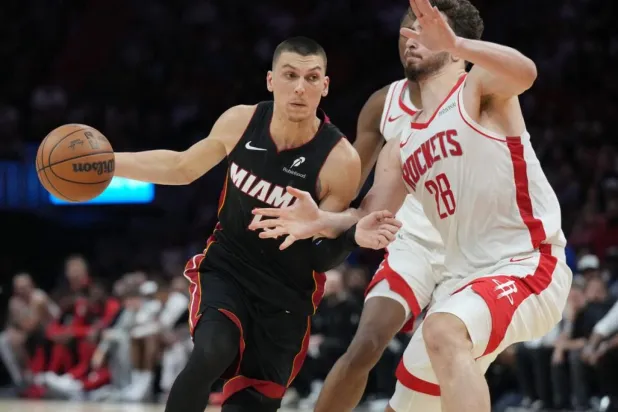 Houston Rockets'la Miami Heat'in 2024'ün son günlerinde yaptığı maçta Alperen Şengün'ün takım arkadaşı Amen Thompson, Tyler Herro'yu yere fırlatmıştı (Jim Rassol/Imagn Images/Reuters)