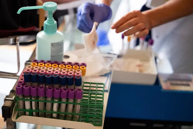 Fotoğrafta kan bağışı sırasında kullanılan kan toplama tüpleri görülüyor (AFP)