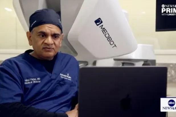Patel, "Bir cerrah için küçük, sağlık hizmetleri için büyük bir adımdı" dedi (Robotik Cerrahi Derneği/ABC News)
