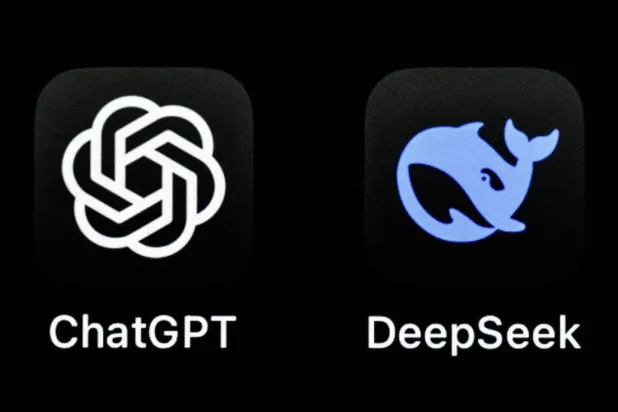 Tablet ekranında ChatGPT ve DeepSeek sohbet botlarının logoları görülüyor (AFP)