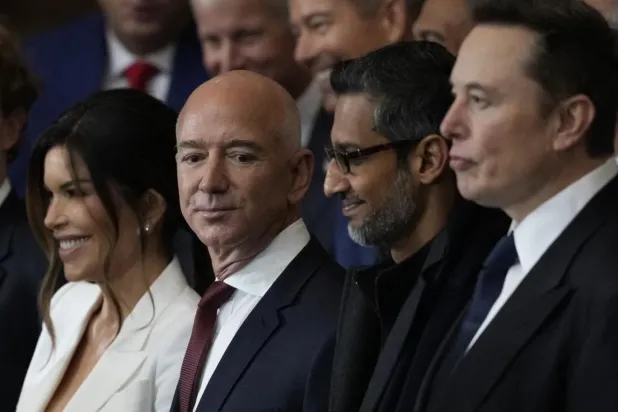 Trump'ın ocak ayındaki yemin törenine katılanlar arasında Lauren Sánchez, Jeff Bezos, Google CEO'su Sundar Pichai ve Elon Musk vardı (AP)