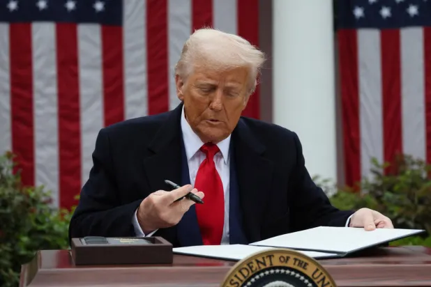 Apollo Global Management'ın baş ekonomisti Torsten Sløk, Başkan Donald Trump'ın gümrük vergileriyle hem geniş çaplı ekonomik zarardan kaçınmasını hem de ABD'nin yıllık gelirini potansiyel olarak milyarlarca dolar artırmasını sağlayabilecek bir yol önerdi (Reuters)