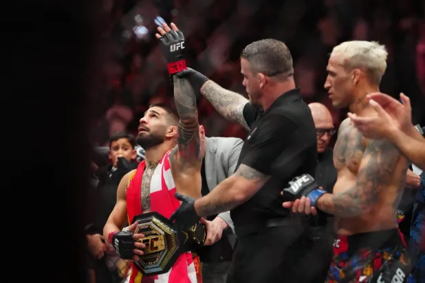 Tüysıklet kemerini Şubat 2024'ten Şubat 2025'e kadar elinde tutan Topuria, hafifsıklet kemerini kazandı (Reuters)