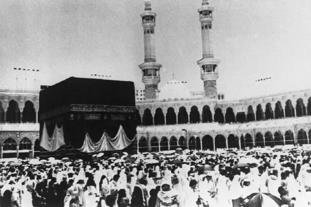 Mescid-i Haram'da Kabe’yi tavaf eden hacılar, 4 Ağustos 1987 (AFP)