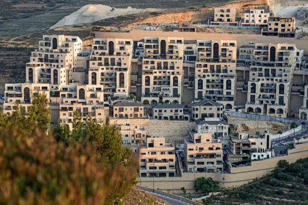 İsrail işgali altındaki Filistin toprakları Batı Şeria'nın Ramallah kentinin batısında Givat Ze'ev yerleşim biriminde yeni inşa edilen evler, 3 Haziran 2025 (AFP)