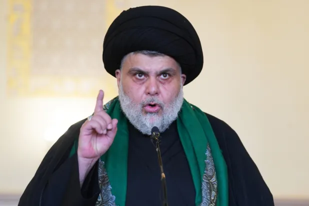 Iraklı Şii din adamı Mukteda es-Sadr, Irak'ın orta kesimlerinde yer alan Necef kentindeki Büyük Kufe Camii'nde konuşurken, 4 Kasım 2022 (AFP)
