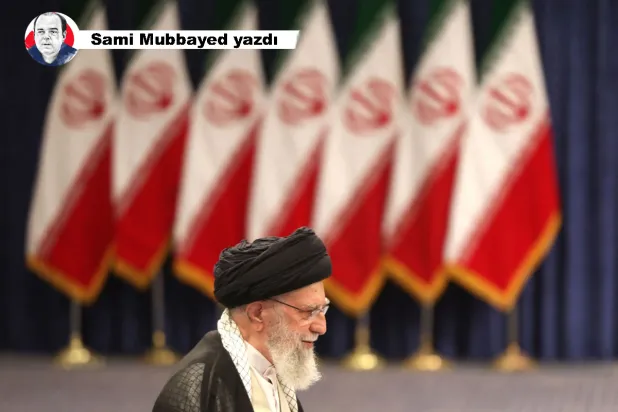 İran’ın dini lideri Ayetullah Ali Hamaney, Tahran’da düzenlenen İslam Cumhuriyeti cumhurbaşkanlığı seçimleri sırasında yaptığı konuşmanın ardından medya mensuplarına hitap etmek üzere kürsüye çıkıyor, 28 Haziran 2024 (AFP)