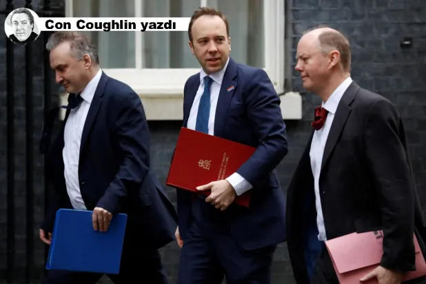 İngiltere Sağlık Bakanı Matt Hancock (ortada) ve İngiltere'nin Baş Tıbbi Sorumlusu Chris Whitty (sağda), Acil Durum Komitesi'nin (COBRA) acil toplantısı öncesinde Londra'nın merkezindeki Downing Street'e giderken, 2 Mart 2020 (AFP)