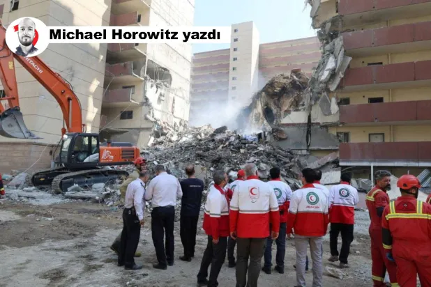 İranlı arama kurtarma görevlileri, 13 Haziran 2025'te Tahran'daki bir binaya düzenlenen İsrail saldırısının ardından enkazı kaldırıyor (Reuters)