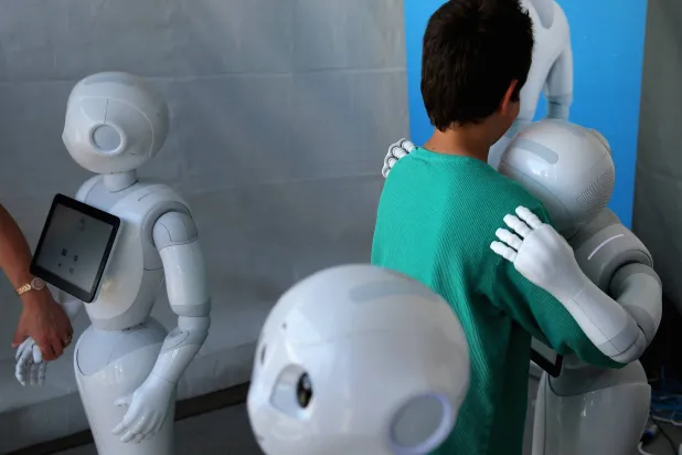 الذكاء الاصطناعي قادر على معالجة كميات هائلة من البيانات وتحديد الأنماط إلا أنه يفتقر إلى الفهم الدقيق الذي يأتي بشكل طبيعي إلى البشر (أ.ف.ب)