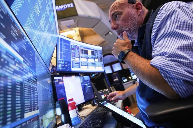 متداول يعمل في بورصة نيويورك (أ.ب)