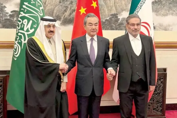 Çin Dışişleri Bakanı Wang Yi, Suudi Arabistan Ulusal Güvenlik Danışmanı Dr. Musaid el-Ayban ve dönemin İran Ulusal Güvenlik Yüksek Konseyi Sekreteri Ali Şemhani ile birlikte, Mart 2023, Pekin (SPA)