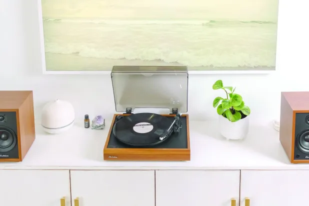 جهاز تشغيل الأسطوانات «مونتروز» ومكبرات الصوت المكتبية «ماكينلي 2.0»