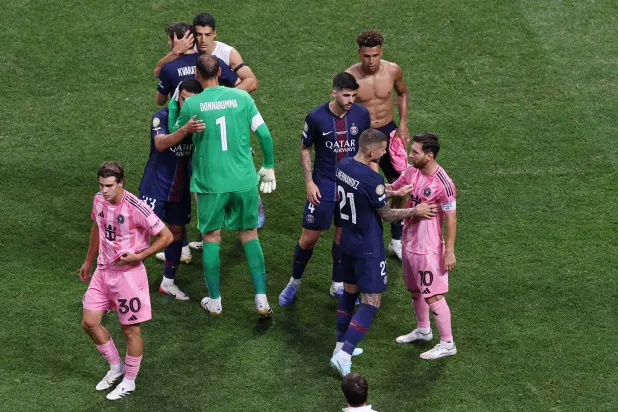 لاعبو باريس سان جيرمان يحيّون ميسي ورفاقه بعد الفوز بالمباراة (رويترز) 