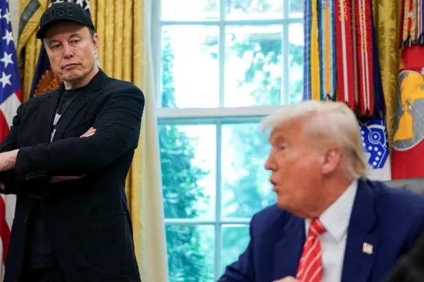 ترمب وماسك خلال مؤتمر صحافي في البيت الأبيض 30 مايو 2025 (رويترز)