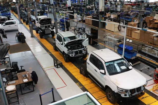 خط إنتاج لمصنع شركة «جاك» الصينية في المكسيك (رويترز) 