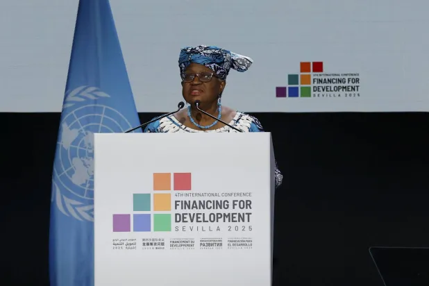 مديرة «منظمة التجارة العالمية» نغوزي أوكونجو إيويالا خلال كلمة لها أمام «مؤتمر المالية» بمدينة إشبيلية بإسبانيا يوم الاثنين (إ.ب.أ)