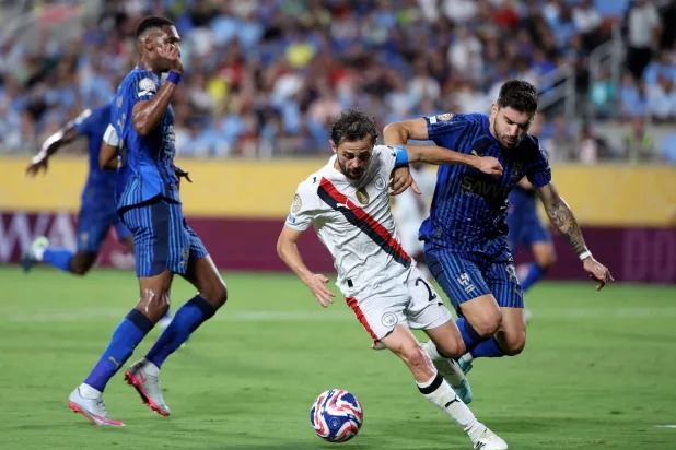 برناردو سيلفا خلال مواجهة الهلال (رويترز)