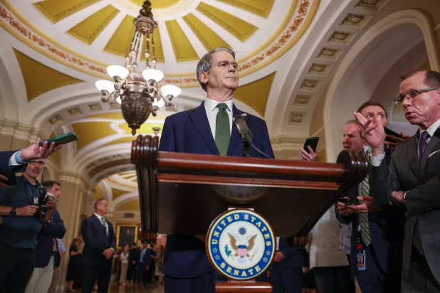 وزير الخزانة الأميركي سكوت بيسنت يتحدث إلى الصحافيين خلال الاجتماعات الأسبوعية في مبنى الكابيتول (أ.ف.ب)