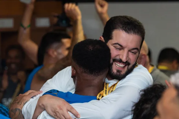 فرحة فهد بن نافل مع لاعبي فريقه (نادي الهلال) 